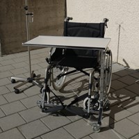 Rollstuhl, Tisch und Infusionsständer